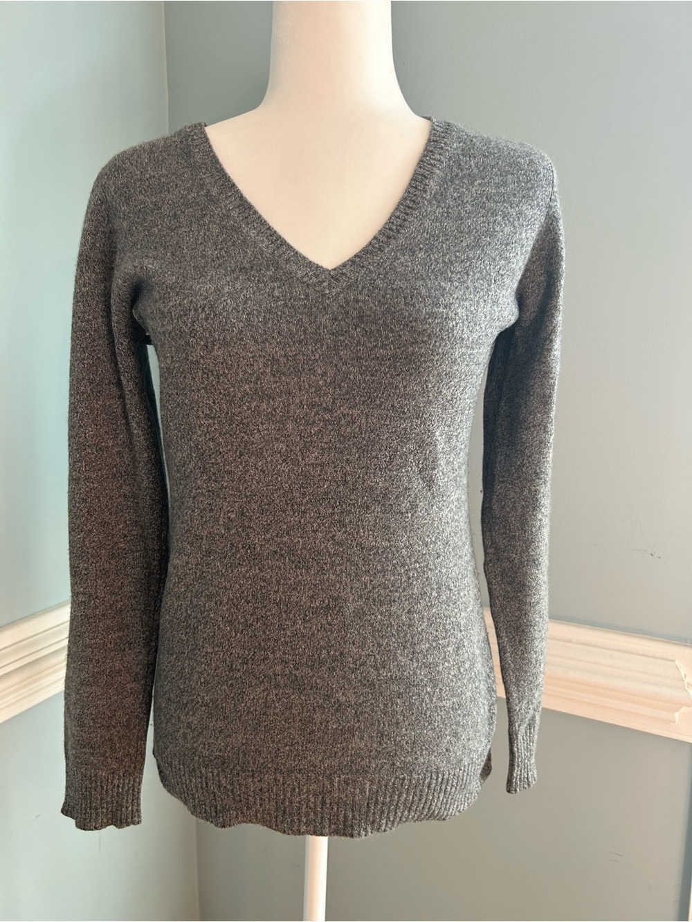 Women's V-Neck cashmere Sweater in Heather Gray medium